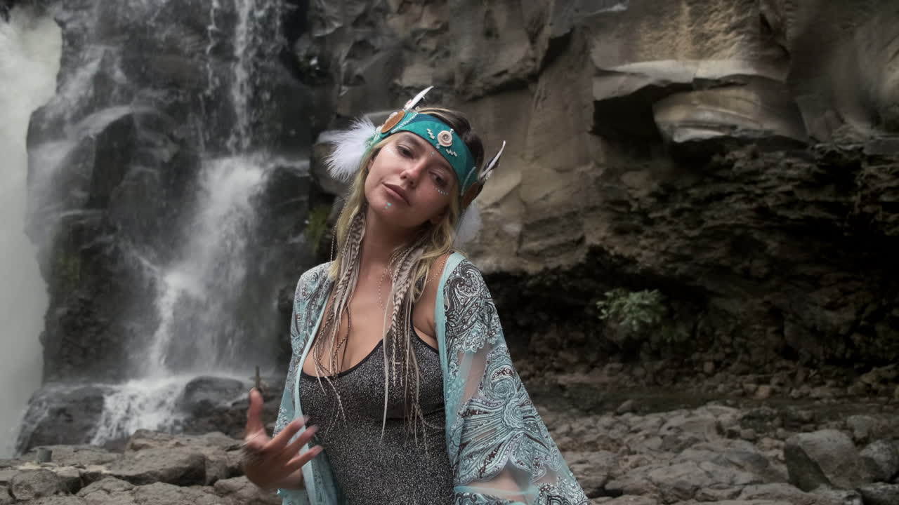 mujer bohemia en la cascada
