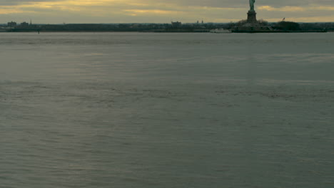 Inclínate-Desde-Las-Aguas-De-La-Bahía-De-Nueva-York-Hasta-La-Estatua-De-La-Libertad-Al-Atardecer