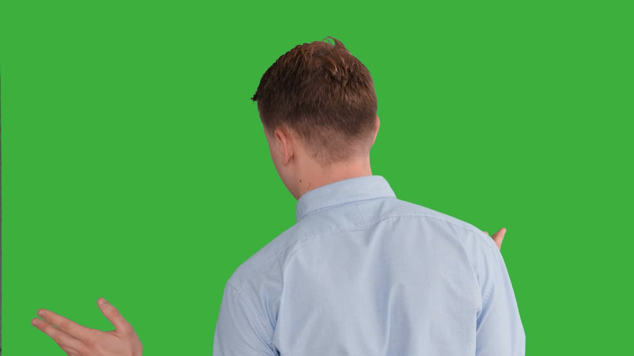 녹색 스크린을 배경으로 서있는 젊은 백인 남성. 크로마 키에 고립 된 남성. 캐주얼 비즈니스 전문 초상화