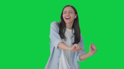 chica india feliz escuchando canciones y bailando pantalla verde