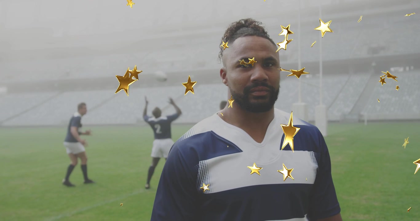 Kultaisia tähtiä ilmestyy oikealle kääntyvän rugbypelaajan ympärille, samalla kun joukkue ryhmittyy maalialueelle hyökäten.