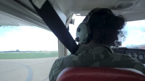 una toma en cámara lenta de un piloto y copiloto uniformados