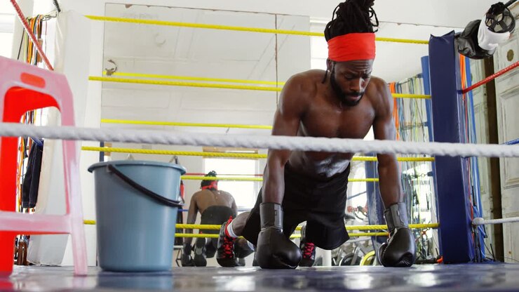 Pugile uomo che si allena sul ring di pugilato 4k