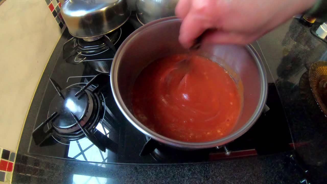 부엌에서 토마토 소스를 만드는 여자