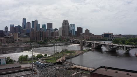 Low-rising-aerial-shot-of-the-Mississippi-River-along-downtown-Minneapolis,-Minnesota