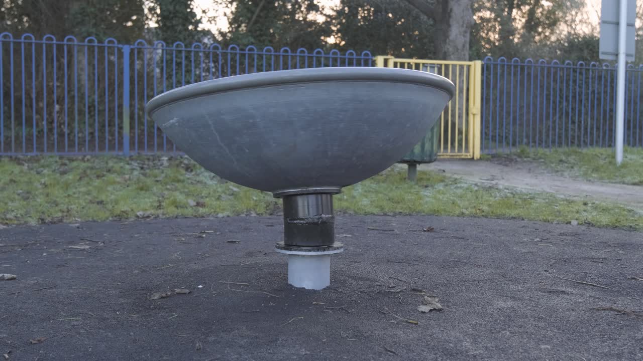 흐린 추운 날 런던 중심부의 빈 놀이터에서 회전하는 강철 회전목마