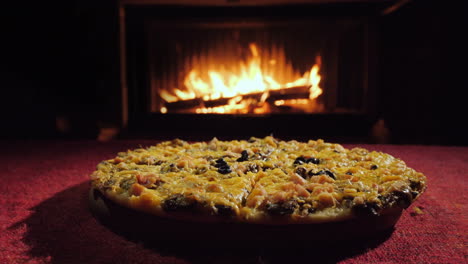 Un-Grupo-De-Personas-Toma-Una-Porción-De-Pizza-Deliciosa-Pizza-Junto-A-La-Chimenea