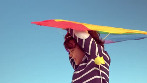niño feliz jugando con una cometa