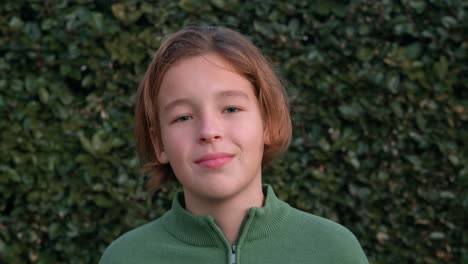 adolescente sonriendo con el fondo de follaje