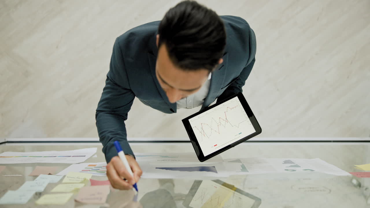 그래프와 문서를 분석하는 사업가