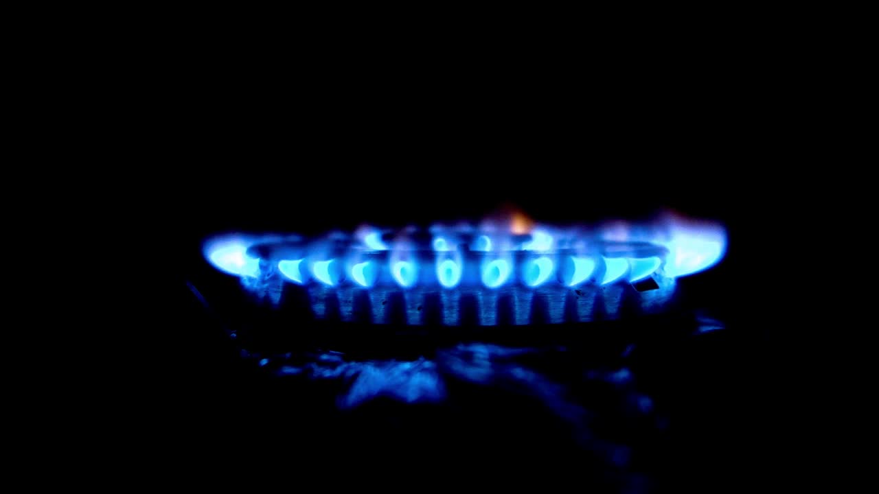 스토브 버너에서 가스가 푸른 불꽃으로 연소됩니다.
