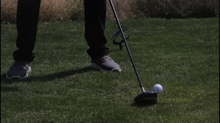 jugando al golf en el green
