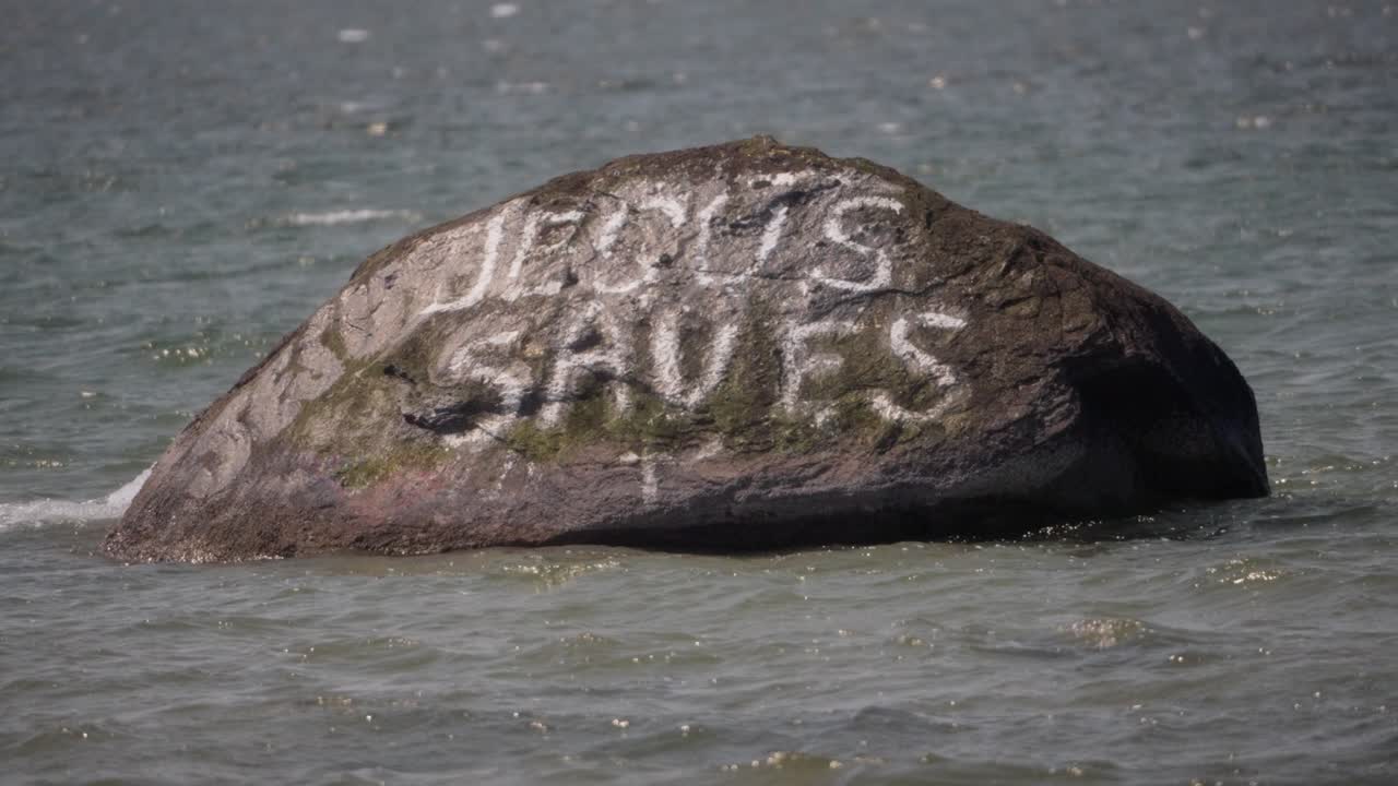 Ocean graffiti, inspirational meanings, ideological beliefs, slow-mo