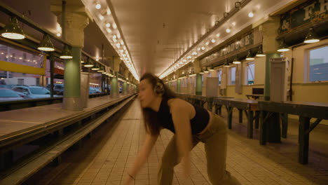 Joven-Bailarina-Contemporánea-En-El-Mercado-Urbano-Después-De-Horas