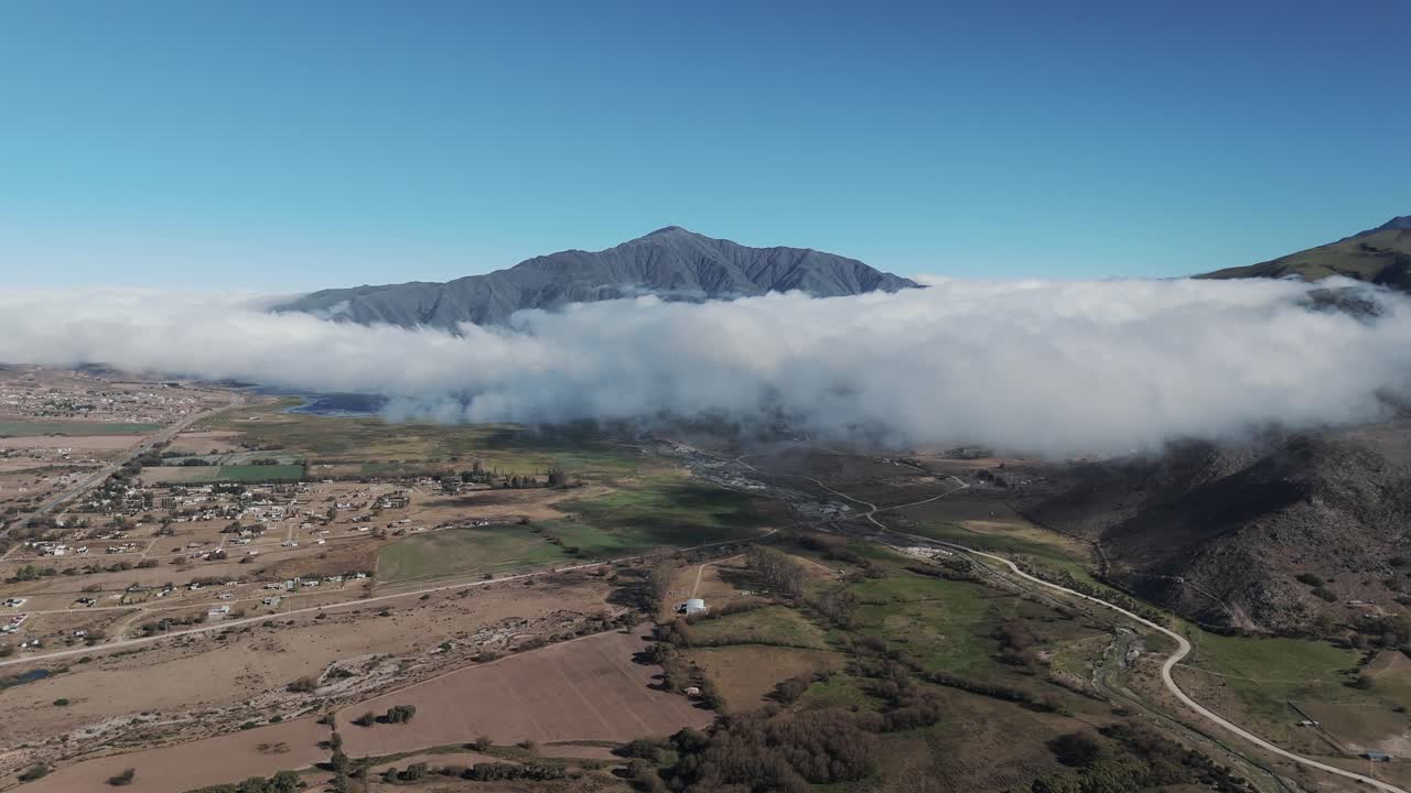 vista aérea de nubes sobre la ciudad de tafí del valle en la provincia de tucumán, argentina
