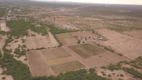 vista de un avión no tripulado volando a la izquierda alrededor de una plantación lejos durante un día nublado en méxico