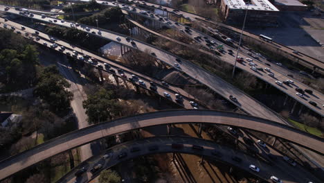 Vista-Aérea-Del-Intenso-Tráfico-Diario-En-Carreteras-Americanas,-Carreteras-Elevadas,-Puentes,-Cruces-E-Intercambios.