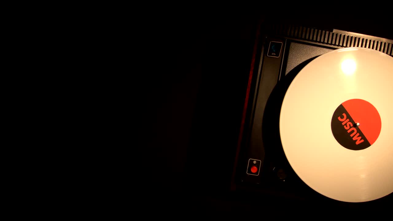 플레어에 비닐 레코드. 오래된 턴테이블에서 노래를 연주합니다.