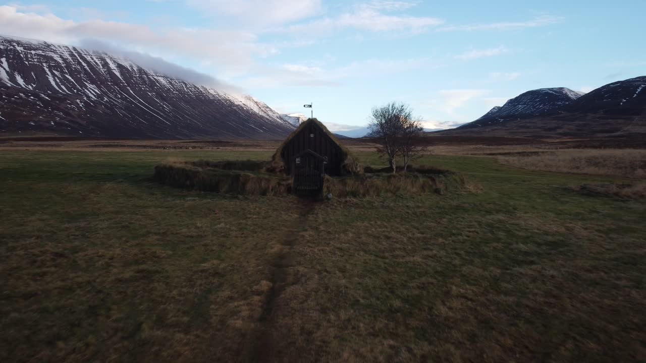 vista aérea tire hacia atrás de una joven caminando hacia la iglesia en islandia