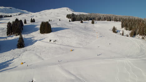 freeriders esquiando cuesta abajo en la pendiente nevada de la montaña reiterkogel en austria