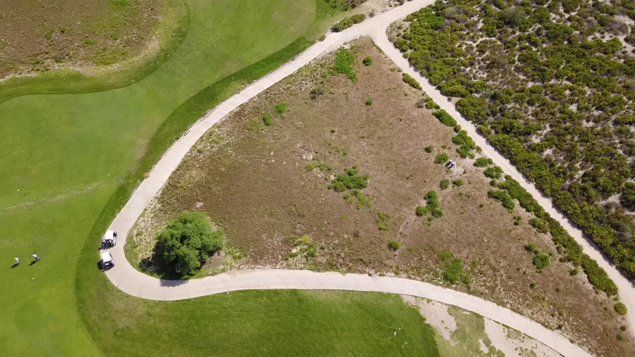 vista aérea de 4k del campo de golf de estilo dune links en el sur de california en un cálido día soleado