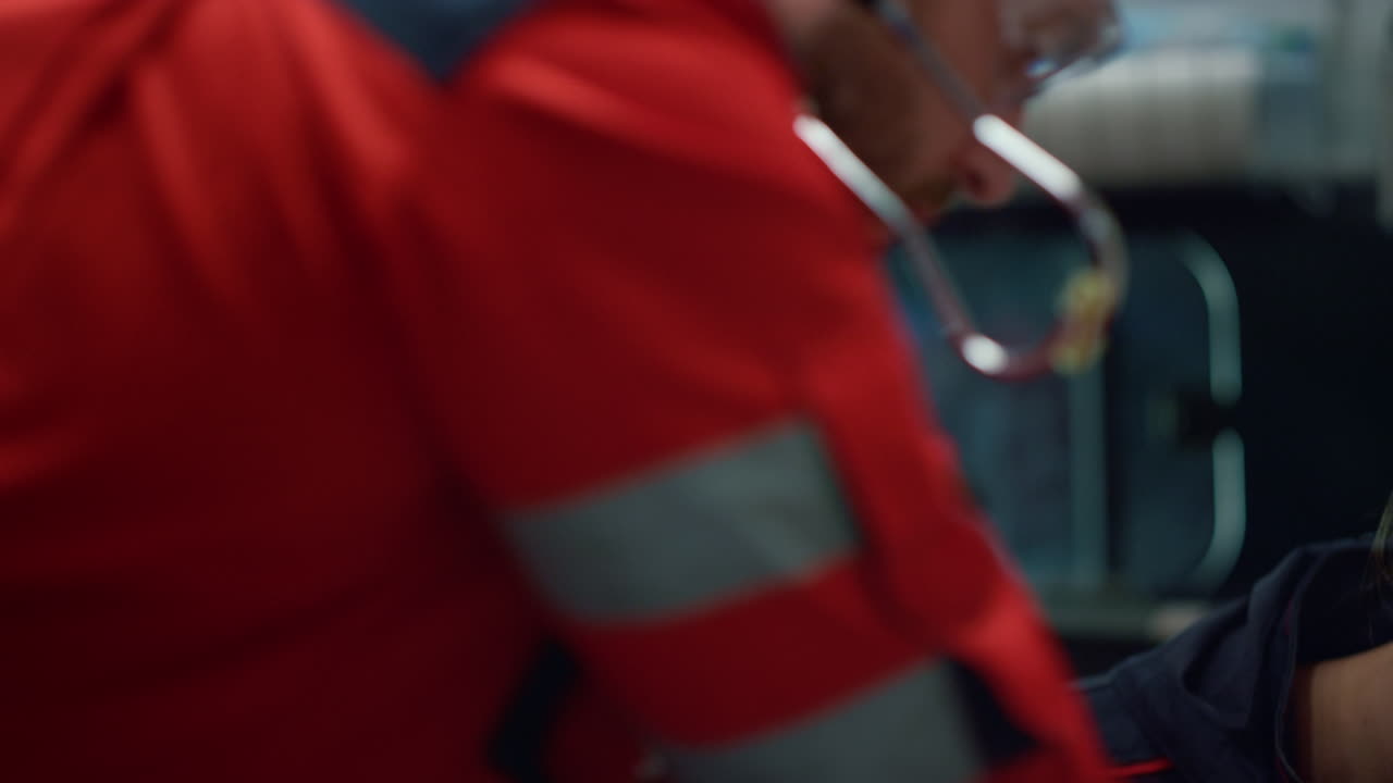 응급차 에서 일 하는 의사 들. 응급 전화 를 받을 수 있는 구급대원 들