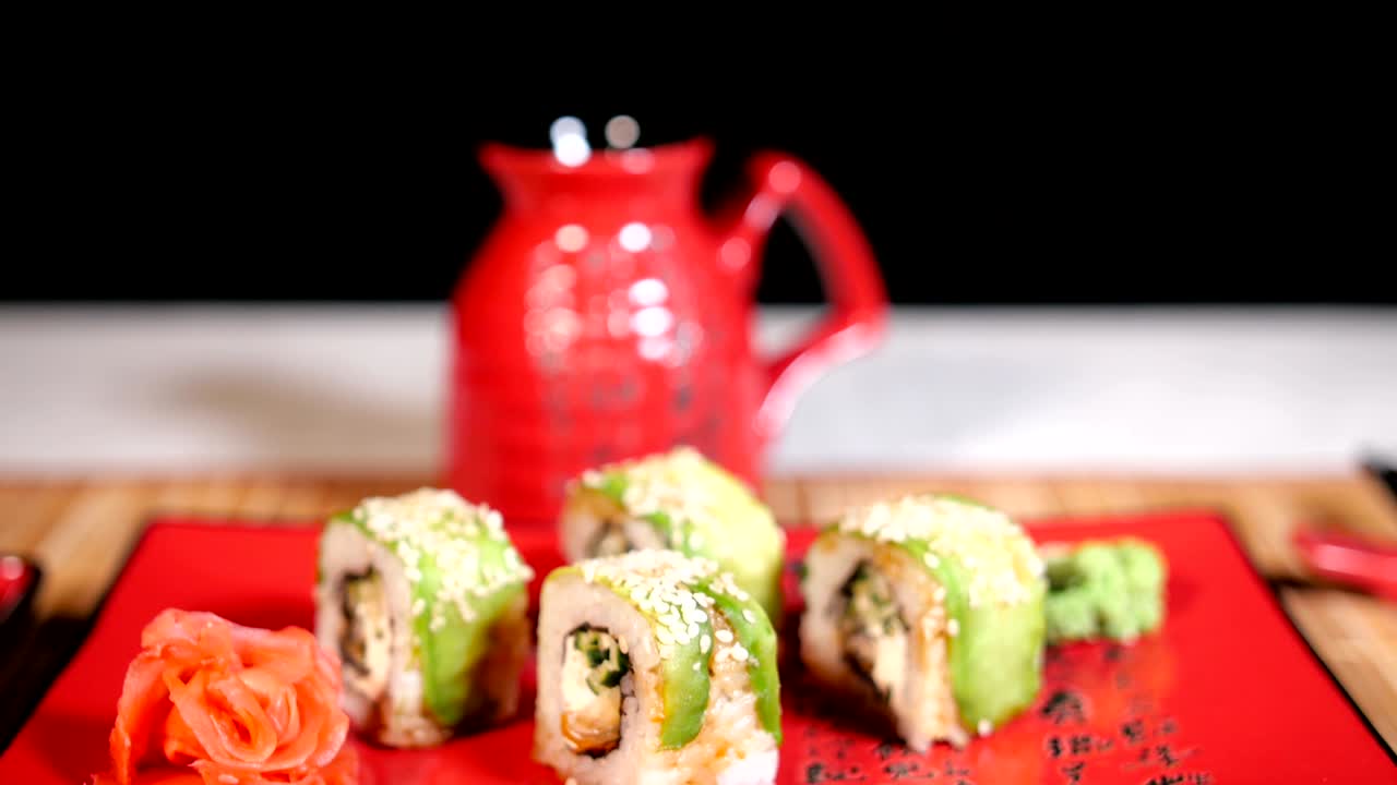 plato de sushi verde