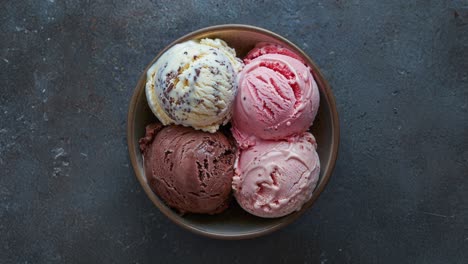 tres cucharadas de helado en un tazón