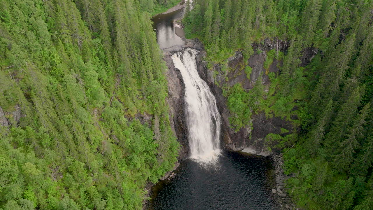 cascada storfossen con agua poderosa corriendo por un acantilado rocoso, antena
