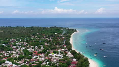 Antena-De-Barcos-De-Pesca-Locales-Y-Playa-De-Arena-Blanca-En-La-Isla-De-Gili-Trawangan-En-Un-Día-Soleado