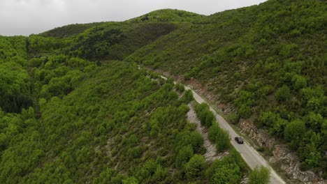 Luftdrohnenaufnahme-Von-Autos,-Die-Sich-Auf-Einer-Kurvigen-Straße-Bewegen