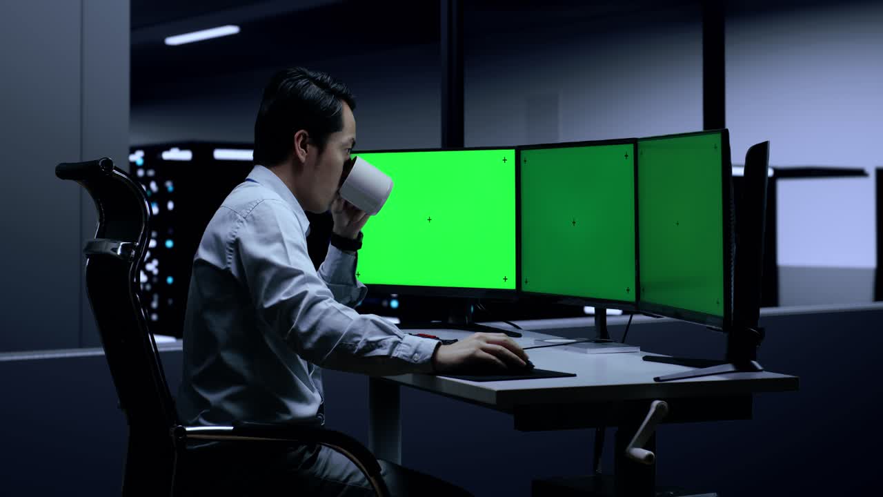 trabajador de turno nocturno en un centro de datos