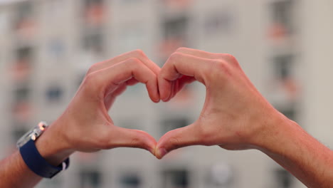manos en forma de corazón