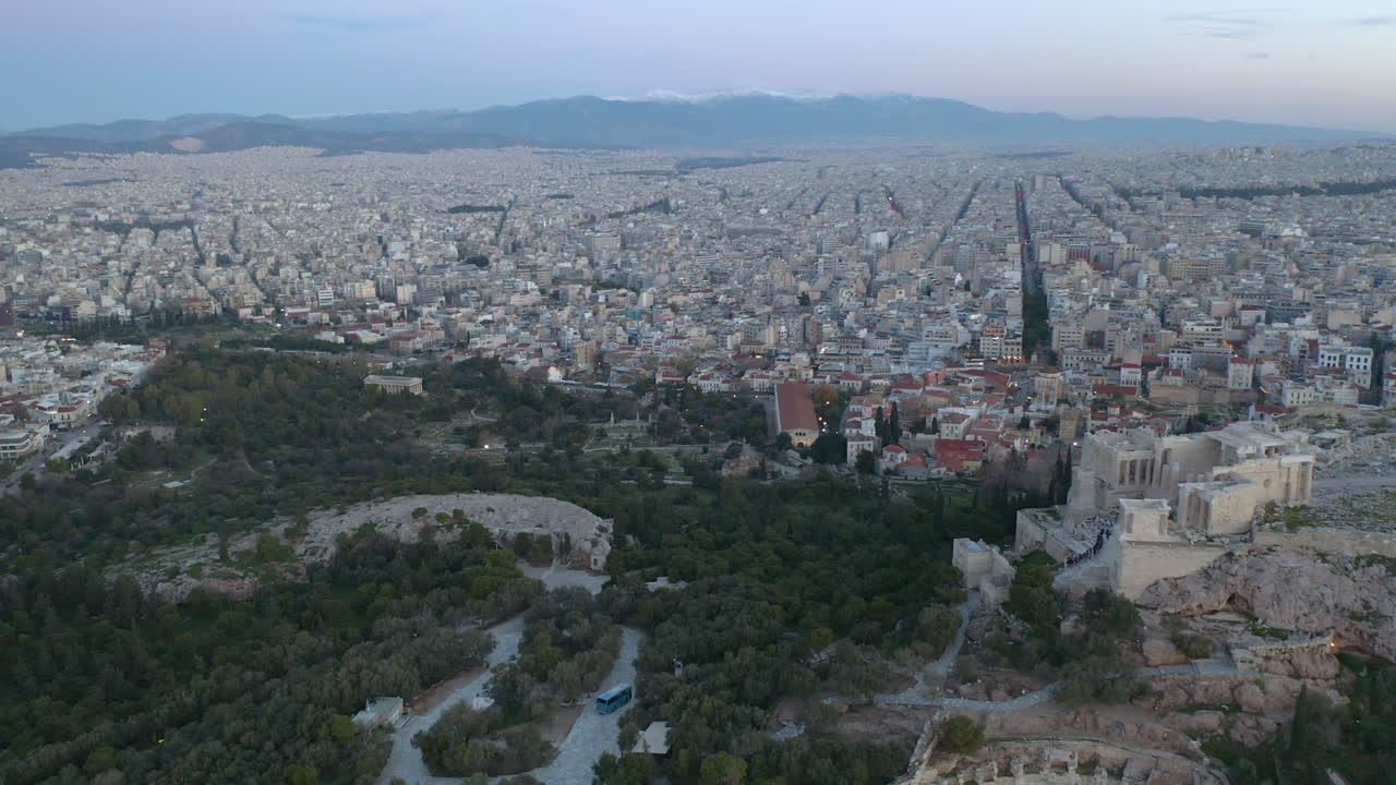 Vista aerea dell'Acropoli di Atene all'alba.