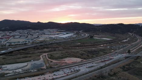 Hiperlapso-De-Vista-Aérea-Sobre-La-Estación-De-Tren-Y-La-Autopista-Castellbisbal-Durante-La-Puesta-De-Sol