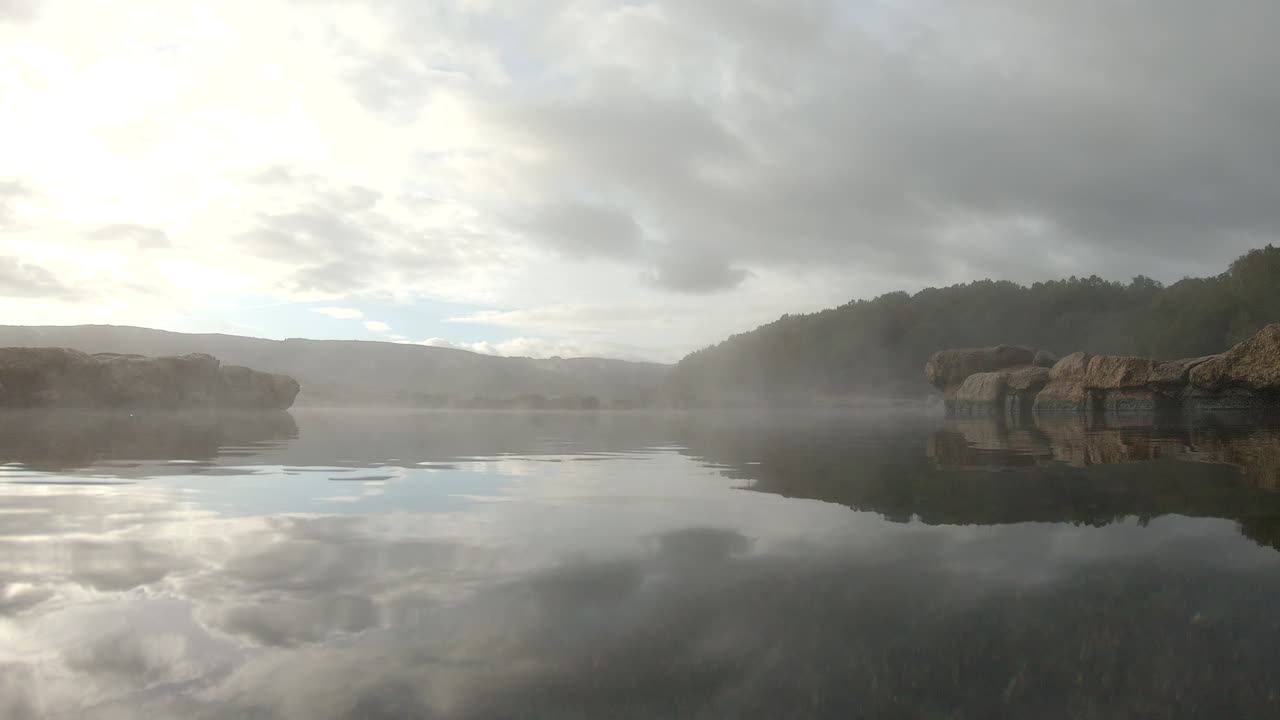 sumergirse debajo de las aguas termales en bande, españa para ver bajo el agua, 50fps