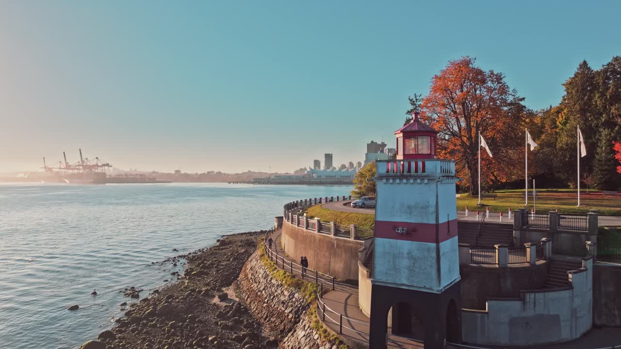 Faro di Seawall a Stanley Park durante la stagione autunnale nel centro di Vancouver, BC, Canada.
