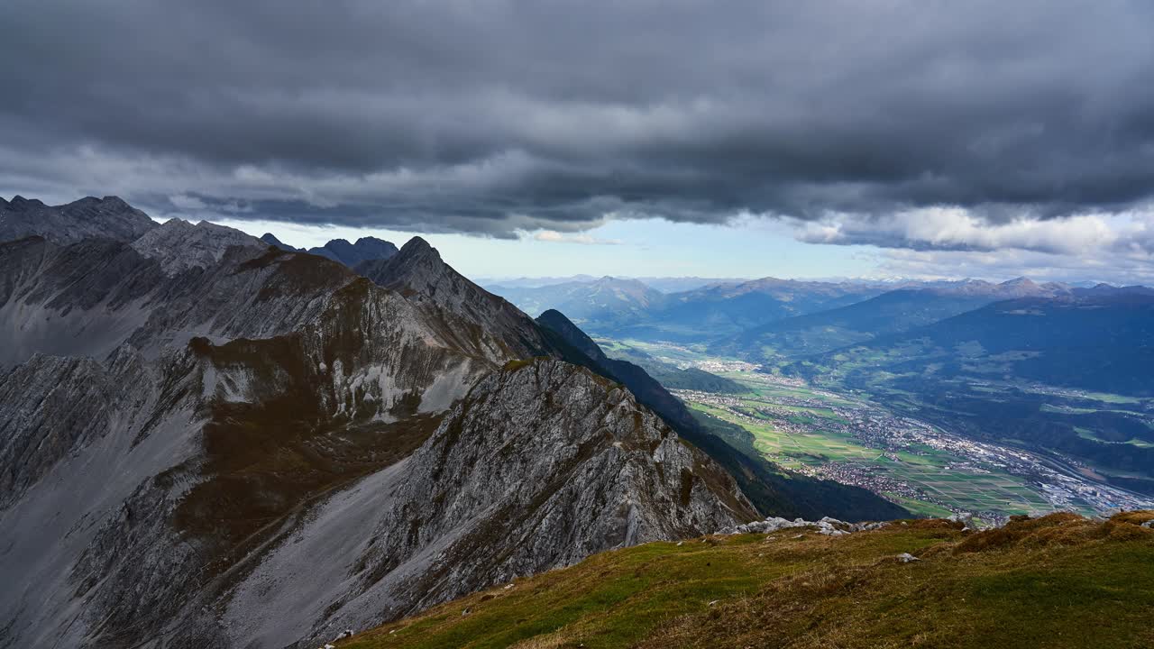 timelapse épico de la montaña de hafelekarspitz sobre la ciudad de innsbruck en los alpes austríacos
