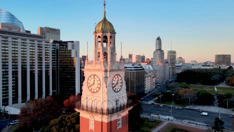 Torre-Monumental-glowing-in-vivid-morning-sunrise,-Buenos-Aires