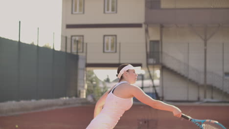 Schöne,-Sportliche-Tennisspielerin-Wirft-Den-Ball-Und-Schlägt-In-Zeitlupe.