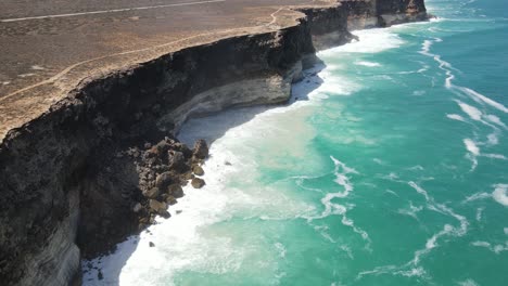 Panorámica-Aérea-Con-Drones-Sobre-La-Gran-Ensenada-Australiana-Que-Muestra-Un-Deslizamiento-De-Rocas