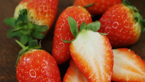 primer plano de fresas en una mesa de madera