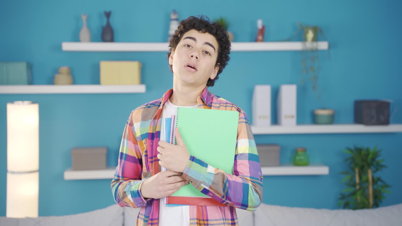 un estudiante infeliz mira sus libros y se aburre.