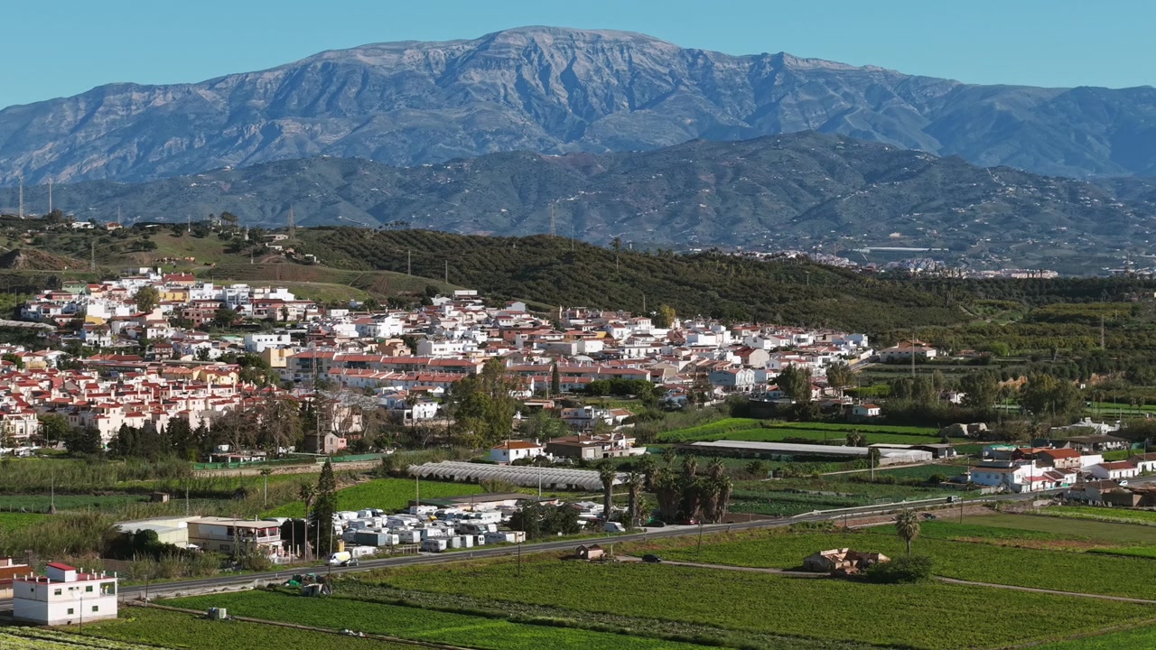 La cittadina dai tetti bianchi di Almayate si estende nella valle sotto le montagne della Sierra e i terreni agricoli a Malaga, Spagna