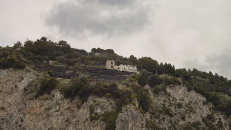 Haus-An-Einer-Klippe-Mit-Blick-Auf-Die-Atemberaubende-Amalfiküste,-Allein,-Statische-Aussicht