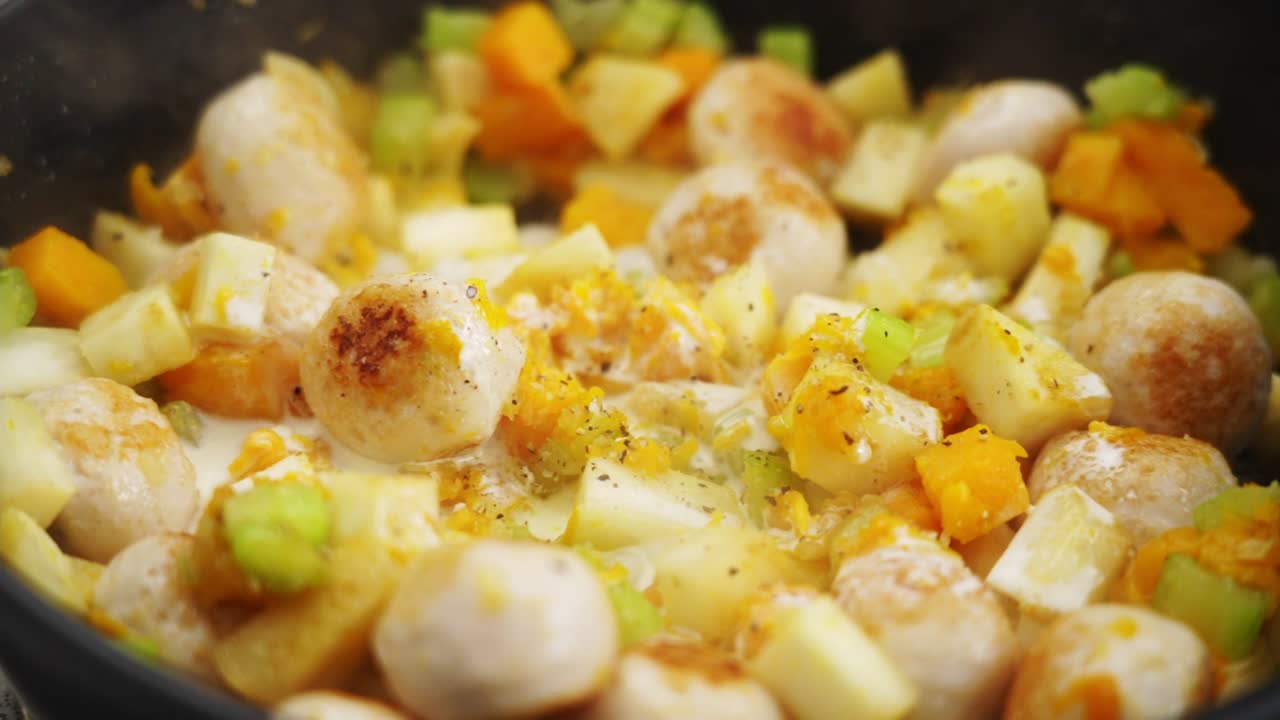 cosecha persona agitando guiso de verduras con albóndigas