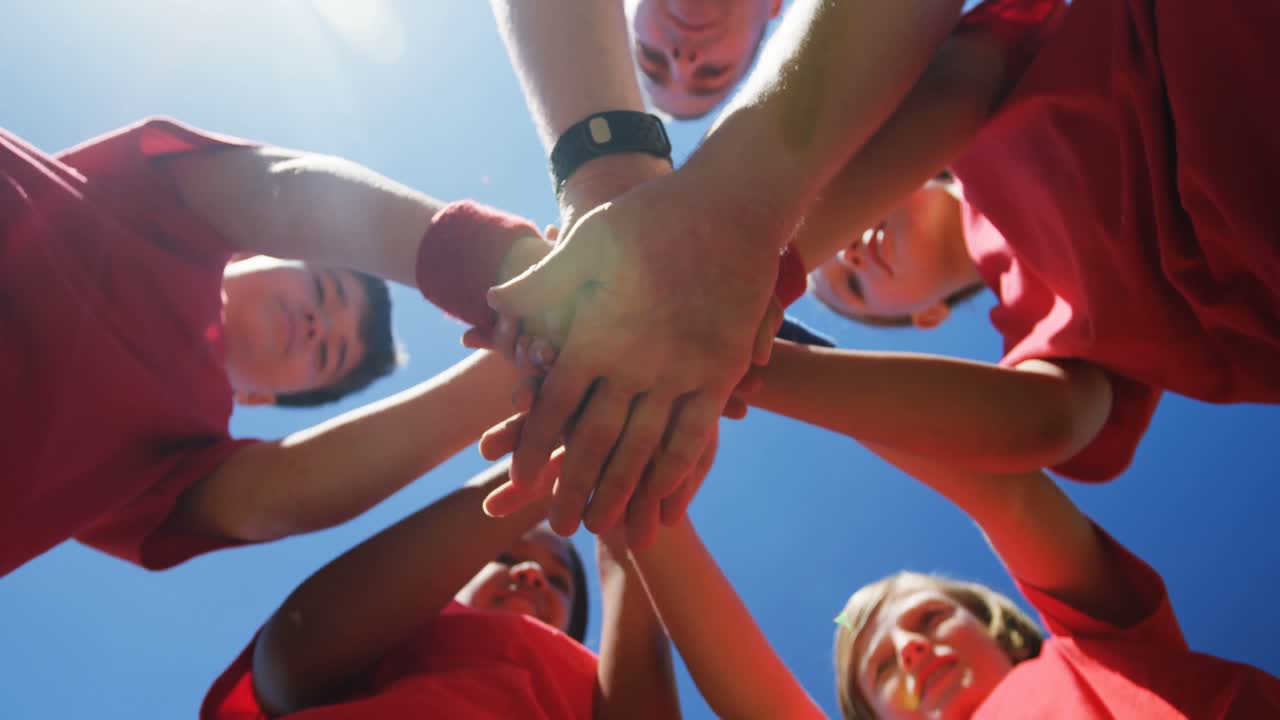 부트 캠프에서 손 스택을 형성하는 아이들