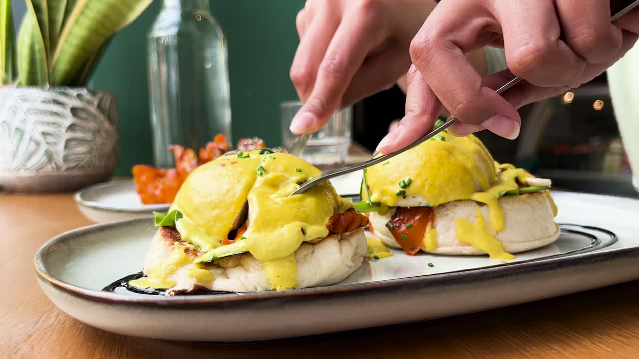 Piatto vegano Benedict per brunch, tagliato.