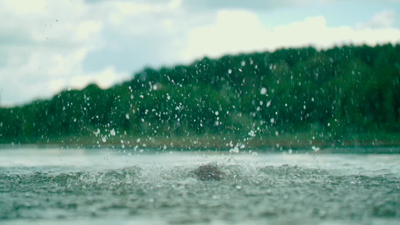 dreng med badetøj beskyttelsesbriller svømmer i søen, lykkelig barndom koncept