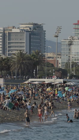 la playa ocupada en sumer en la vertical de barcelona.